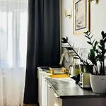 Kiki And Art Apartment *